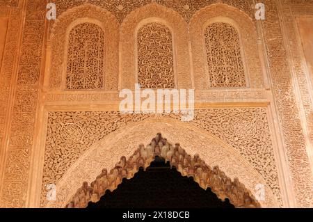 Marrakech, détail d'un mur avec calligraphie arabe et sculpture fine, Marrakech, Maroc Banque D'Images