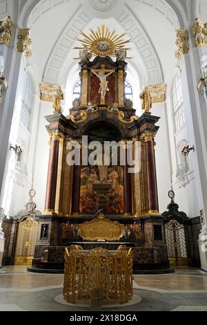 Michaeliskirche, Michel, église baroque Michaelis, premier début de construction 1647- 1750, autel baroque avec des décorations dorées et une peinture Banque D'Images