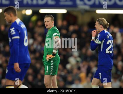 Londres, Royaume-Uni. 15 avril 2024. Jordan Pickford d'Everton suit Cole Palmer de Chelsea qui marque 5-0 lors du match de premier League à Stamford Bridge, Londres. Le crédit photo devrait se lire : Paul Terry/Sportimage crédit : Sportimage Ltd/Alamy Live News Banque D'Images