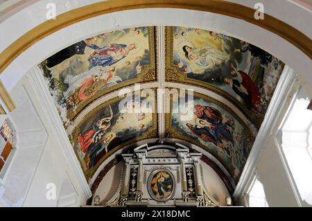 Église la Merced, construite vers 1762, Léon, Nicaragua, plafond voûté d'une église avec des fresques détaillées et des représentations de saints avec des accents d'or Banque D'Images