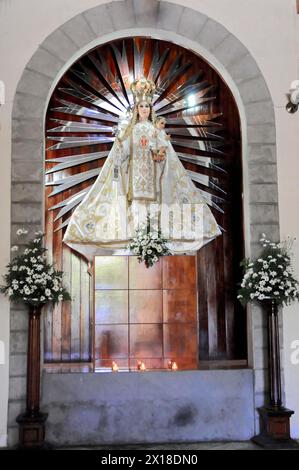 Église la Merced, construite vers 1762, Léon, Nicaragua, statue majestueuse de la Vierge Marie avec un halo et entourée de fleurs dans un lieu de culte Banque D'Images