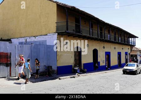 Leon, Nicaragua, les gens marchant le long des bâtiments historiques sur une rue pavée, Amérique centrale, Amérique centrale - Banque D'Images