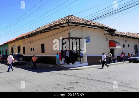 Leon, Nicaragua, la vie quotidienne dans la rue avec des bâtiments coloniaux et des gens animés, Amérique centrale, Amérique centrale - Banque D'Images