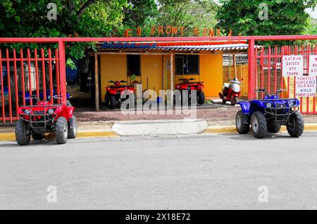 San Juan del sur, Nicaragua, véhicules à quatre roues motrices à louer, garés devant un bâtiment coloré avec une clôture, Amérique centrale, Centre Banque D'Images