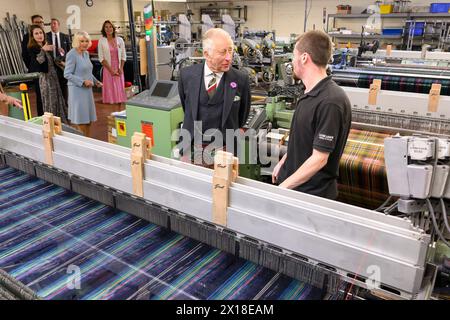 Le roi Charles visite le moulin de Lochcarron Banque D'Images