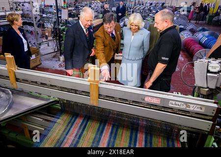 Le roi Charles visite le moulin de Lochcarron Banque D'Images