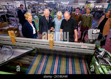 Le roi Charles visite le moulin de Lochcarron Banque D'Images