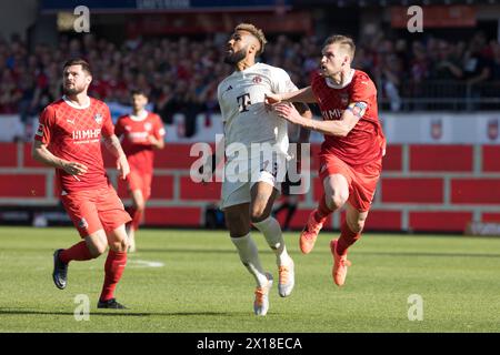 Match de football, de gauche à droite Marnon BUSCH 1.FC Heidenheim, Eric Maxim CHOUPO-MOTING Bayern Munich et le capitaine Patrick MAINKA 1.FC Heidenheim Banque D'Images