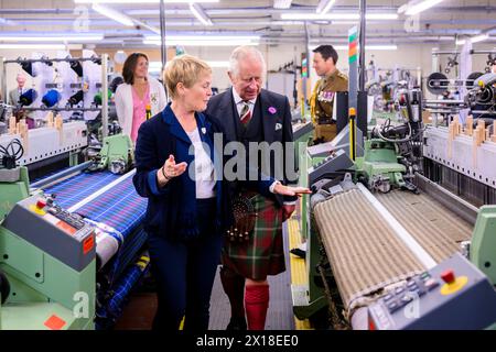 Le roi Charles visite le moulin de Lochcarron Banque D'Images