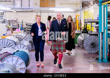 Le roi Charles visite le moulin de Lochcarron Banque D'Images