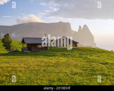 Cabanes alpines sur la Seiser Alm dans la dernière lumière du soir, Schlern, Tyrol du Sud, Trentino Alto Adige Banque D'Images