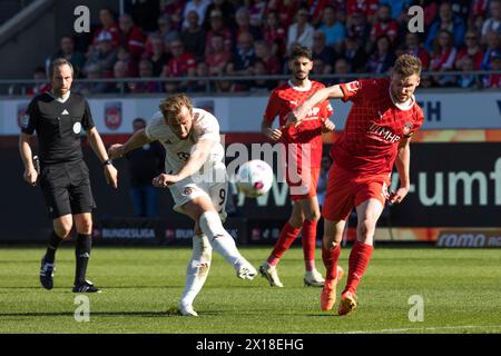 Match de football, l'attaquant Harry KANE Bayern Munich gauche tire vers le but, le capitaine Patrick MAINKA 1.FC Heidenheim tente de l'arrêter mais est trop tard Banque D'Images