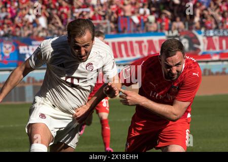 Match de football, l'attaquant Harry KANE Bayern Munich est parti en duel avec Benedikt GIMBER 1.FC Heidenheim, qui tire sur le maillot de Harry KANE Bayern Banque D'Images