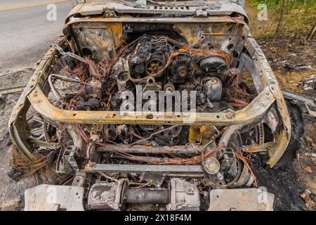 Vue de face du compartiment moteur d'une automobile abandonnée sur le bord de la route après qu'elle ait été détruite par un incendie à Daejeon, Corée du Sud Banque D'Images