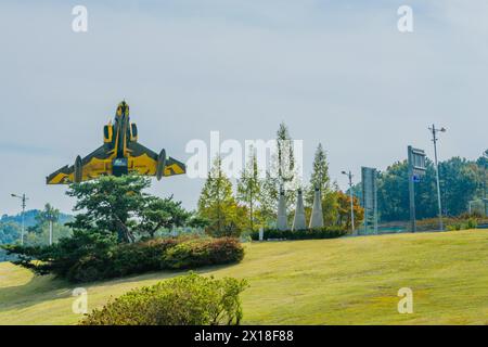 Avion de chasse militaire en orientation de vol monté sur le stand sur l'affichage permanent à l'entrée de la ville à Gyeryong, Corée du Sud Banque D'Images