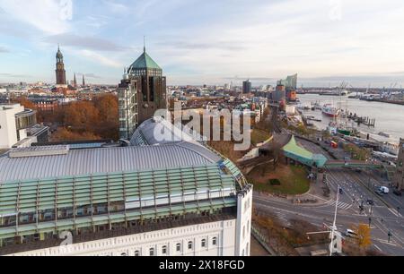 Hambourg, Allemagne - 26 novembre 2018 : vue aérienne de la ville côtière prise en journée Banque D'Images