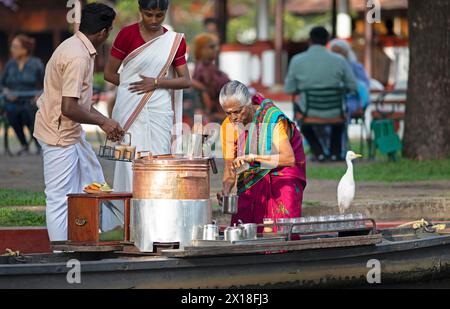 Tealady, 83 ans, fait du thé indien sur son bateau, Backwaters, Kumarakom, Kerala, Inde Banque D'Images