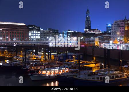 Hambourg, Allemagne - 29 novembre 2018 : vue nocturne du port de Hambourg avec des navires et des rues illuminés Banque D'Images