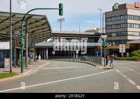 Gare routière avec lettrage Essen, dans le centre de l'Europe et à l'arrière de la gare principale d'Essen, région de la Ruhr, ville indépendante, Nord Banque D'Images