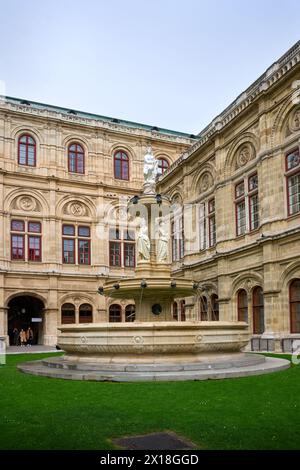 Vienne, Autriche – 24 septembre 2023. Fontaine et statue verticales de l'Opéra national de Vienne. La fontaine ornée devant l'Opéra de Vienne. Banque D'Images