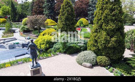 05-22-2023 Wrpoclaw PO incroyable point de vue de drone sur Wroclaw jardin botanique avec parterres de fleurs et chemins de jardin : parterres de fleurs d'admiration et sapin du Colorado Banque D'Images