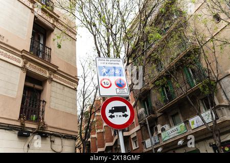 Superblock ou Superilla Hostafrancs, quartier de la ville de Barcelone, en Espagne, qui est fortement restreint pour les voitures Banque D'Images