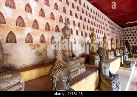 Anciennes statues de Bouddha dans la cour de Wat si Saket, Vientiane, province de Vientiane, Laos Banque D'Images