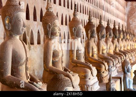 Anciennes statues de Bouddha dans la cour de Wat si Saket, Vientiane, province de Vientiane, Laos Banque D'Images