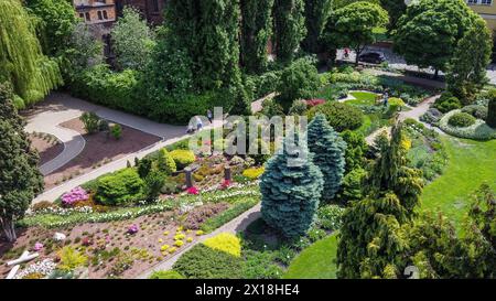 Incroyable point de vue de drone sur le jardin botanique de Wroclaw avec des parterres de fleurs et des chemins de jardin : parterres de fleurs Awe et sapins du Colorado (épinette blanche) et Banque D'Images