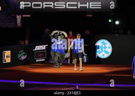 Stuttgart, Bade-Wuerttemberg, Allemagne. 15 avril 2024. Mark Stein (Stuttgart Kickers) marche sur le court pendant le 47. Porsche Tennis Grand Prix Stuttgart - WTA500 (crédit image : © Mathias Schulz/ZUMA Press Wire) USAGE ÉDITORIAL SEULEMENT! Non destiné à UN USAGE commercial ! Banque D'Images