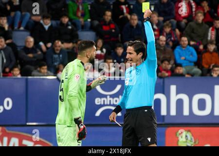 Pampelune, Espagne. 15 avril 2024. Sport. Jose Luis Pulido Santana (arbitre du match) montre un carton jaune à Giorgi Mamardashvili (25. Valencia CF) lors du match de football de la Liga EA Sports entre CA Osasuna et Valencia CF joué au stade El Sadar à Pampelune (Espagne) le 15 avril 2024. Crédit : Inigo Alzugaray/cordon Press crédit : CORDON PRESS/Alamy Live News Banque D'Images