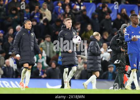 Chelsea, Londres, Angleterre. 15 avril 2024 ; Stamford Bridge, Chelsea, Londres, Angleterre : premier League Football, Chelsea contre Everton ; Cole Palmer de Chelsea avec le ballon de match après le match. Crédit : action plus Sports images/Alamy Live News Banque D'Images