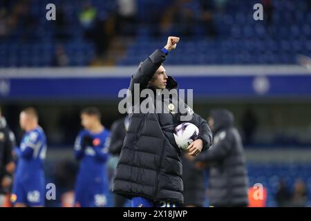 Chelsea, Londres, Angleterre. 15 avril 2024 ; Stamford Bridge, Chelsea, Londres, Angleterre : premier League Football, Chelsea contre Everton ; Cole Palmer de Chelsea remerciant les fans après le match. Crédit : action plus Sports images/Alamy Live News Banque D'Images