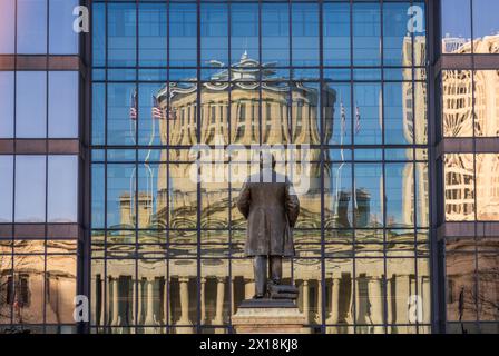 Mémorial McKinley devant un reflet du bâtiment du Capitole de l'État de l'Ohio dans les fenêtres d'un immeuble de bureaux de l'autre côté de la rue à Columbus, OH Banque D'Images