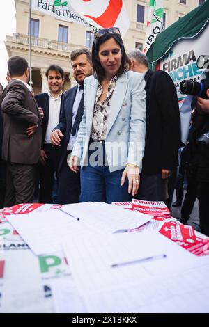 Milan, Italie. 15 avril 2024. Milan, la collection de signatures du Parti démocrate pour la proposition de loi d'initiative populaire du PD de Lombardie pour des soins de santé accessibles à tous sur la Piazza San Carlo. Sur la photo : Elly Schlein et Pierfrancesco Majorino crédit : Agence photo indépendante/Alamy Live News Banque D'Images