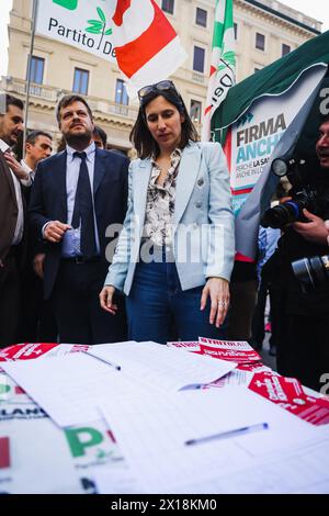 Milan, Italie. 15 avril 2024. Milan, la collection de signatures du Parti démocrate pour la proposition de loi d'initiative populaire du PD de Lombardie pour des soins de santé accessibles à tous sur la Piazza San Carlo. Sur la photo : Elly Schlein et Pierfrancesco Majorino crédit : Agence photo indépendante/Alamy Live News Banque D'Images