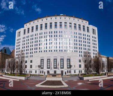 Panorama grand angle de l'entrée en marbre blanc et de la façade de la Cour suprême de l'Ohio à Columbus avec drapeau américain flottant Banque D'Images