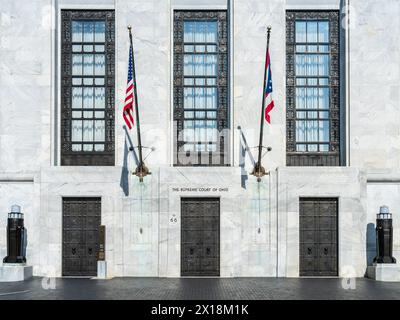 Entrée en marbre blanc de la Cour suprême de l'Ohio à Columbus avec drapeau américain flottant Banque D'Images