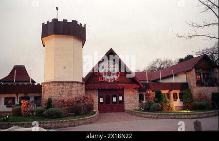 Photo du dossier datée du 14/03/98 du parc à thème Gulliver's World dans la région de Callands à Warrington, où le bébé 'Callum' a été découvert à proximité en mars 1998 et où une enquête pour meurtre a été lancée. Joanne Sharkey, de West Derby à Liverpool, a été accusée de meurtre par des détectives enquêtant sur la mort du bébé retrouvé dans les bois il y a plus de 25 ans. L'homme de 54 ans comparaîtra mardi au tribunal de première instance de Warrington, accusé de mort. Date d'émission : lundi 15 avril 2024. Banque D'Images