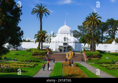 San Francisco, CA, États-Unis. 30 mars 2024 : Parc du Golden Gate un week-end, avec le Conservatoire des fleurs et des parterres de fleurs. Banque D'Images