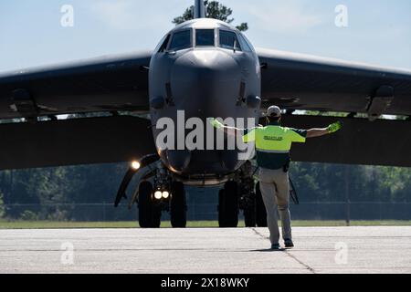 Joseph Henson, un homme de ligne avec million Air, maréchal un B-52H Stratofortress affecté au 96th Bomb Squadron, Barksdale Air Force base, La. à l'aéroport international de Chennault, La., dans le cadre de l'exercice Bayou vigilance le 12 avril 2024. Cet exercice a permis aux équipages de tester leurs opérations de préparation et leur formation en travaillant avec des partenaires locaux sur un aérodrome inconnu. (Photo de l'armée de l'air par Nicole Ledbetter, aviateur principal) Banque D'Images