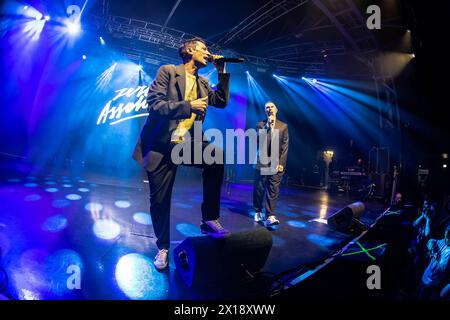 Milan, Italie. 15 avril 2024. Le duo italien ZERO ASSOLUTO se produit en direct sur scène à fabrique ouvrant le spectacle de Blue. Crédit : Rodolfo Sassano/Alamy Live News Banque D'Images