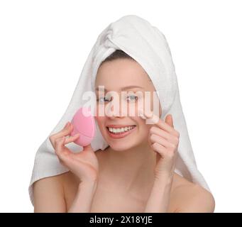 Visage lavable. Jeune femme avec brosse et mousse nettoyante sur fond blanc Banque D'Images