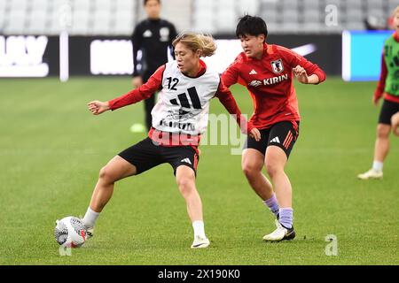 Columbus, Ohio, États-Unis. 9 avril 2024. Le défenseur japonais Rion Ishikawa (12 ans) gère le ballon contre le défenseur japonais Toko Kogo (20 ans) pendant les échauffements avant d'affronter le Brésil dans leur match à Columbus, Ohio, USA. Crédit : Brent Clark/Alamy Live News Banque D'Images