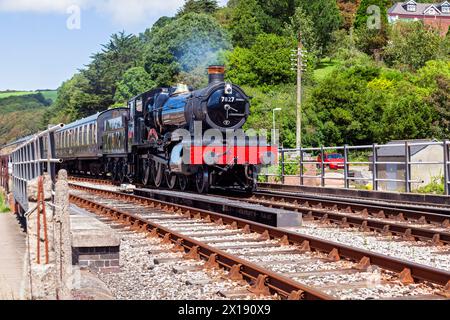 UK, England, Devon, British Railways Steam locomotive No. 7827 'Lydham Manor' arrivant à Kingswear sur le Dartmouth Steam Railway Banque D'Images