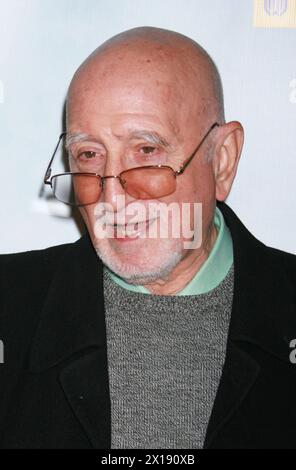 Dominic Chianese arrive à la première mondiale de « Wintuk », la toute nouvelle création du Cirque du Soleil au WaMu Theater du Madison Square Garden à New York le 7 novembre 2007. Crédit photo : Henry McGee/MediaPunch Banque D'Images