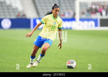 Columbus, Ohio, États-Unis. 9 avril 2024. L'attaquant brésilien Jaqueline (17 ans) porte le ballon contre le Japon dans leur match à Columbus, Ohio, États-Unis. Crédit : Brent Clark/Alamy Live News Banque D'Images