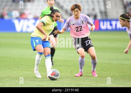 Columbus, Ohio, États-Unis. 9 avril 2024. L'attaquant brésilien Marta (10) porte le ballon contre l'attaquant japonais Maika Hamano (22) dans leur match à Columbus, Ohio, États-Unis. Crédit : Brent Clark/Alamy Live News Banque D'Images