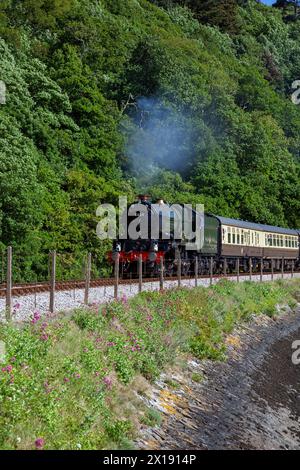 UK, England, Devon, GWR locomotive à vapeur n ° 6024 'King Edward I' au départ de Kingswear à la tête du Torbay Express Banque D'Images