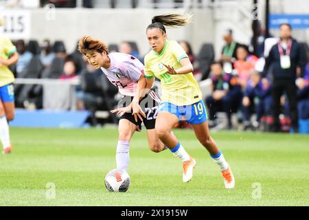 Columbus, Ohio, États-Unis. 9 avril 2024. L'attaquant brésilien Priscila (19) porte le ballon contre l'attaquant japonais Maika Hamano (22) dans leur match à Columbus, Ohio, États-Unis. Crédit : Brent Clark/Alamy Live News Banque D'Images